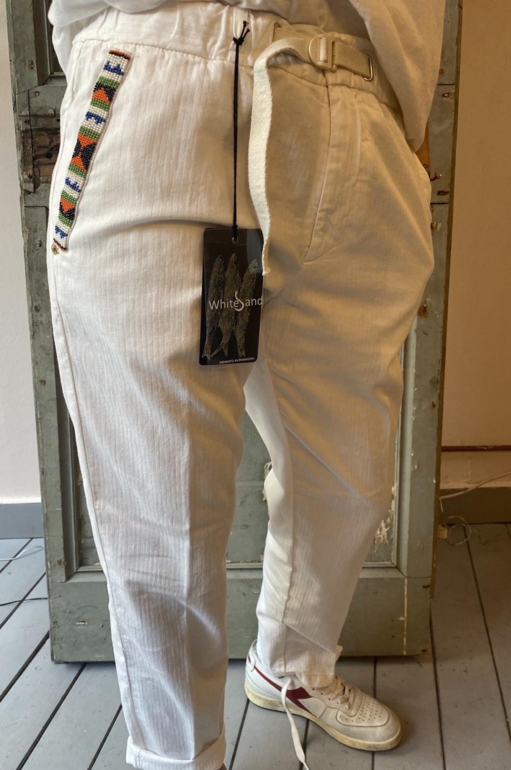Pantaloni bianchi con ricami di perline