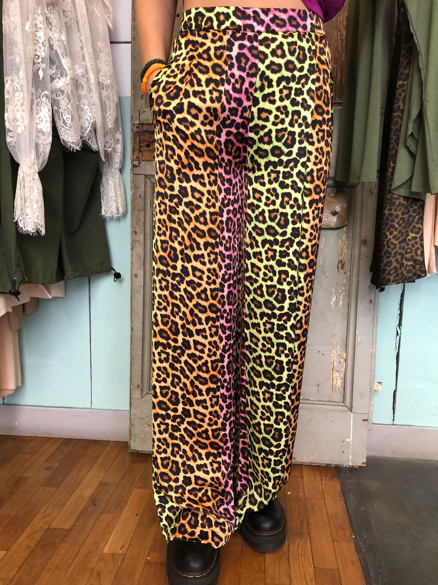 Pantaloni in fantasia leopardata