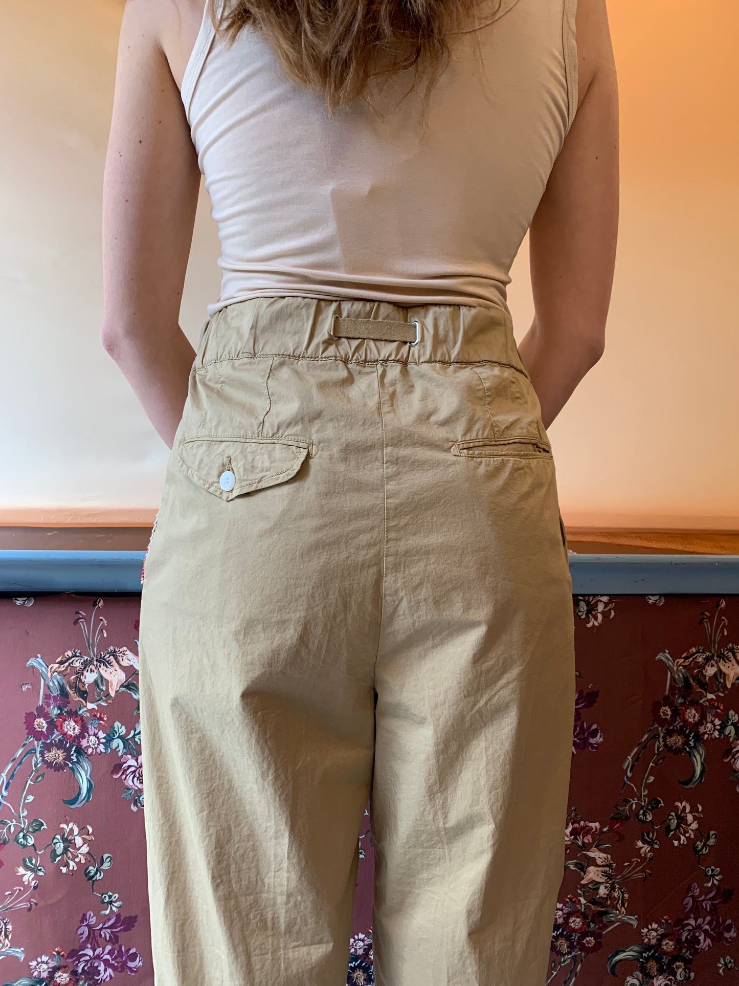 Pantaloni beige con applicazioni